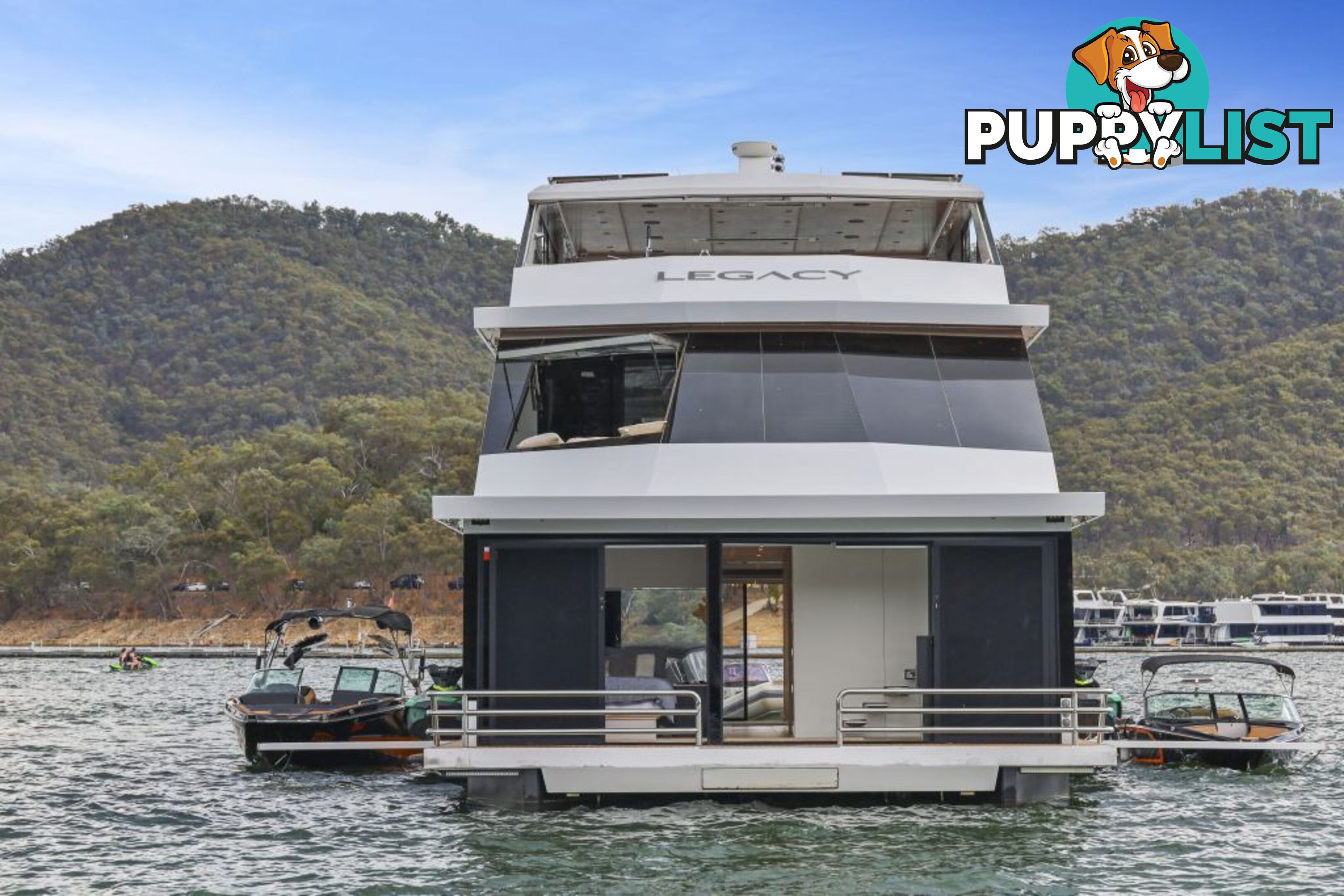 Legacy Houseboat Holiday Home on Lake Eildon