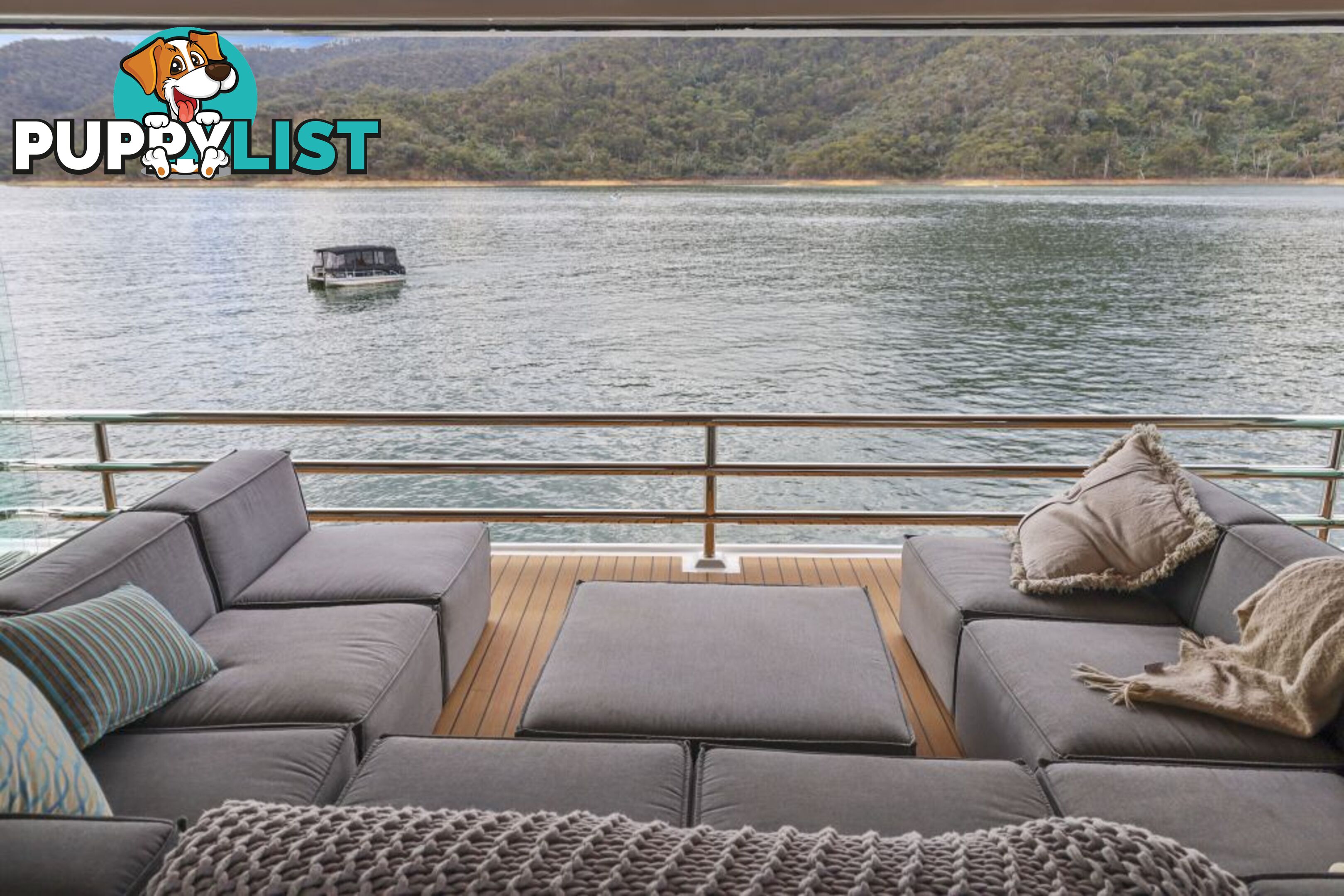 Legacy Houseboat Holiday Home on Lake Eildon