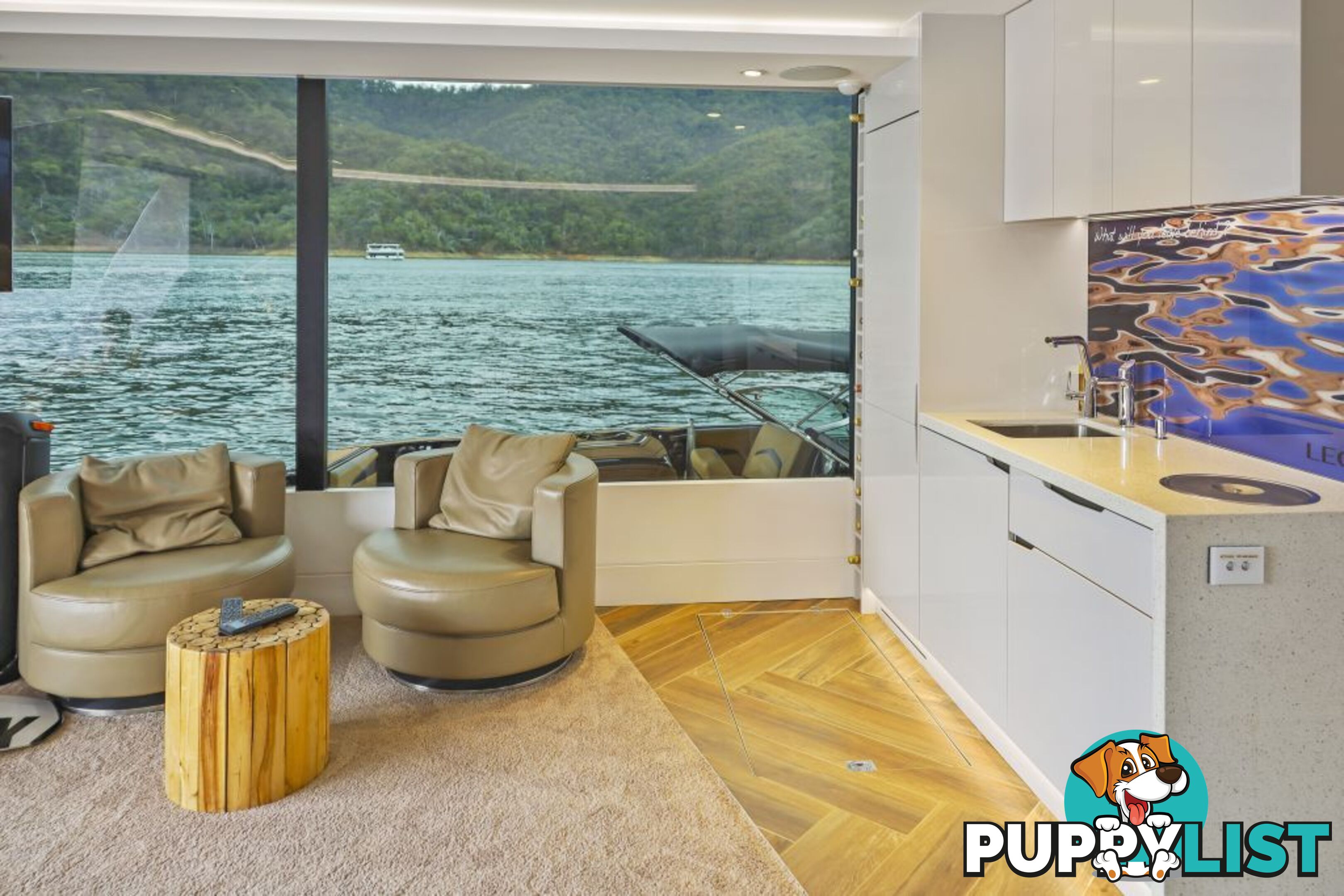 Legacy Houseboat Holiday Home on Lake Eildon