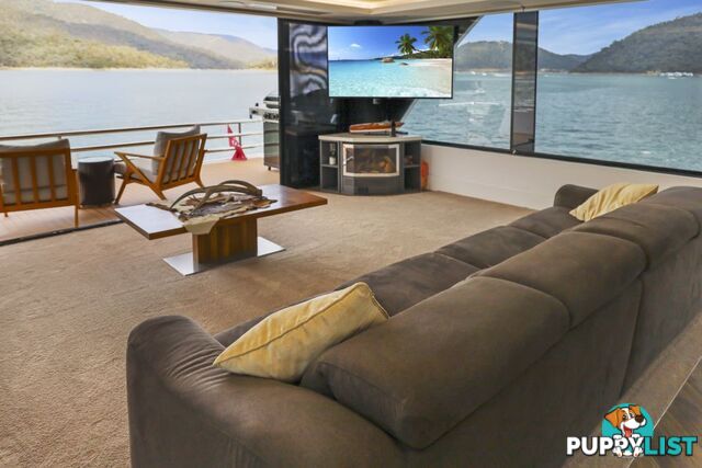 Legacy Houseboat Holiday Home on Lake Eildon