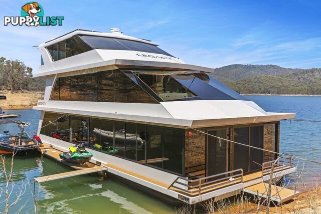 Legacy Houseboat Holiday Home on Lake Eildon