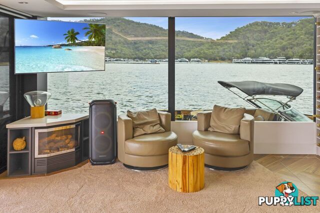 Legacy Houseboat Holiday Home on Lake Eildon