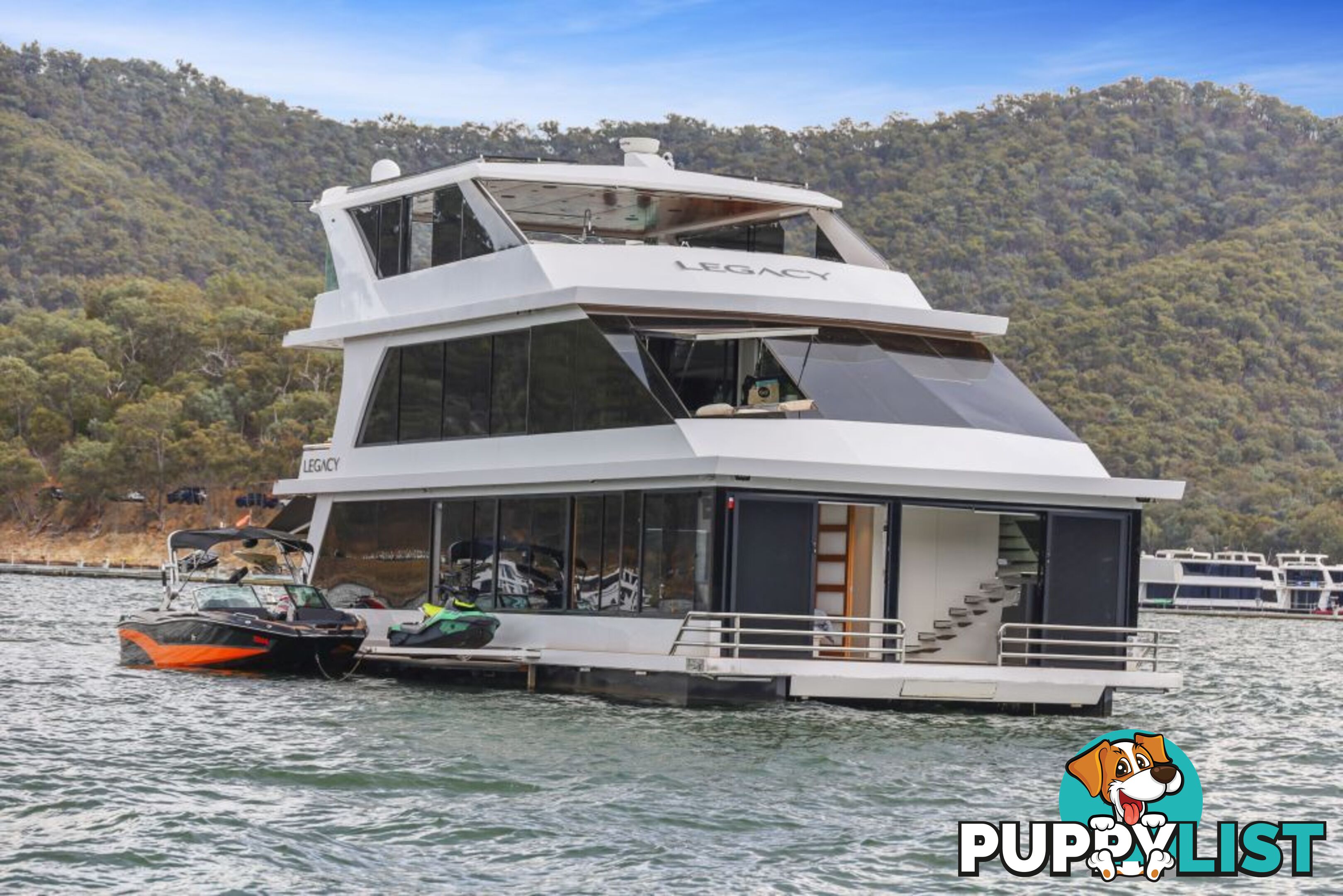 Legacy Houseboat Holiday Home on Lake Eildon