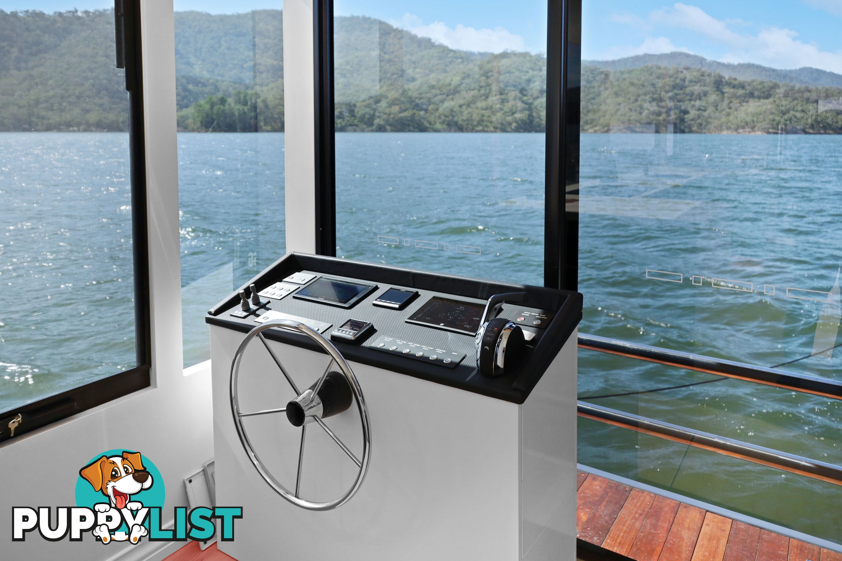 Signature Houseboat Holiday Home on Lake Eildon