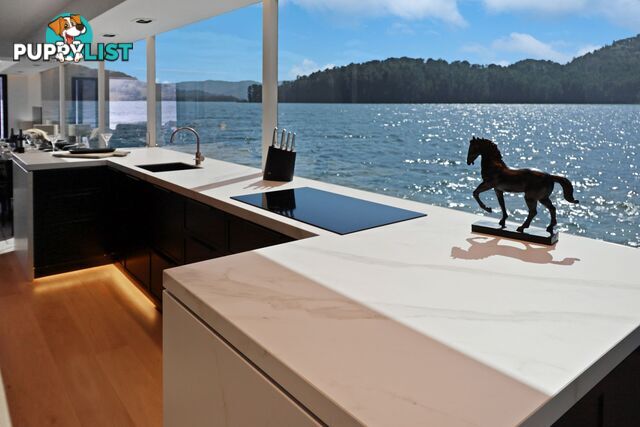 Signature Houseboat Holiday Home on Lake Eildon