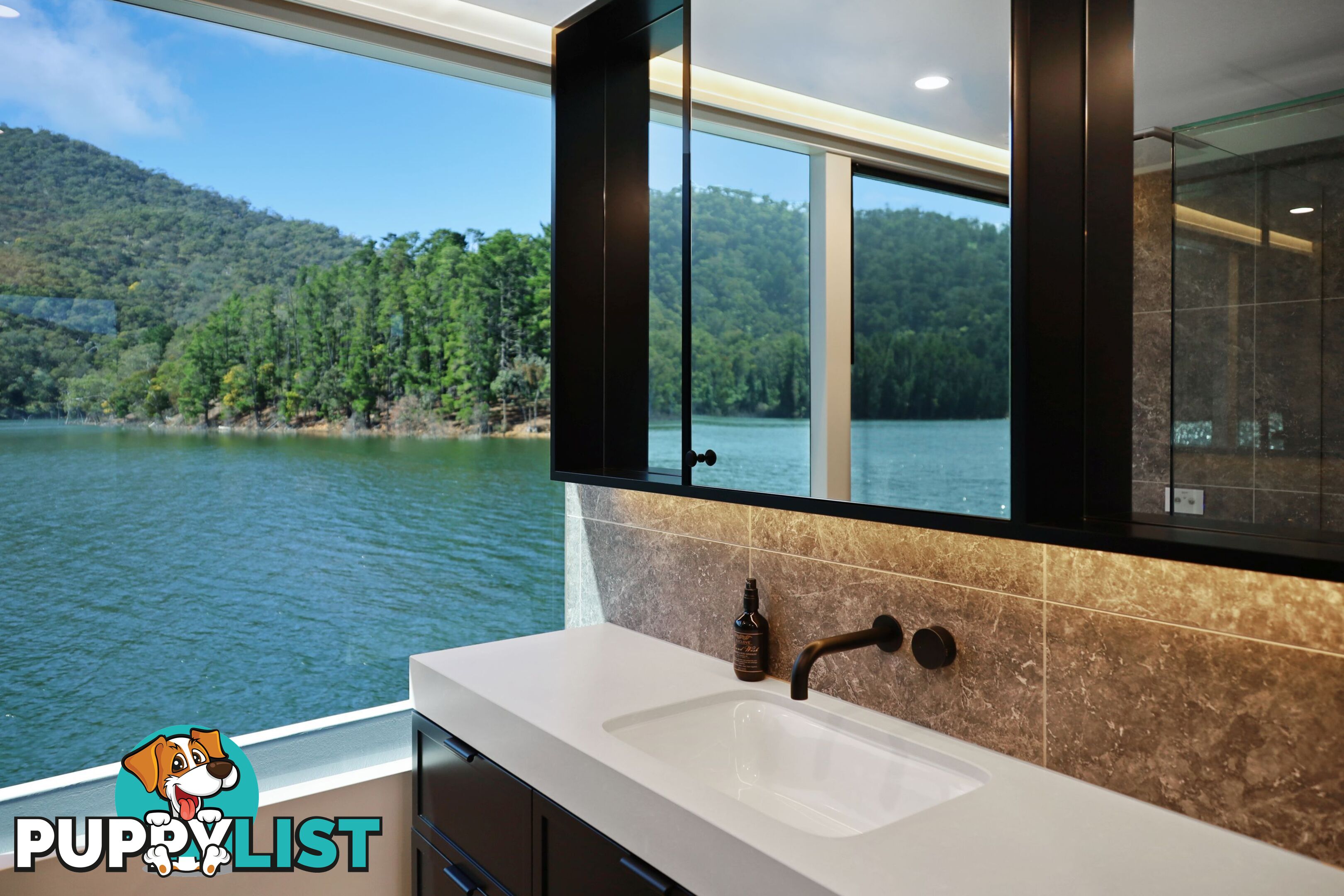 Signature Houseboat Holiday Home on Lake Eildon