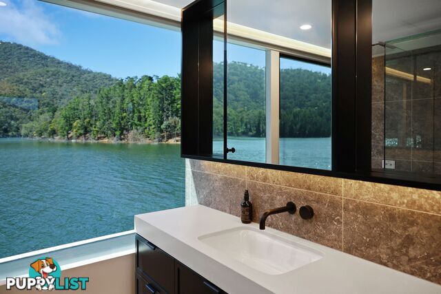 Signature Houseboat Holiday Home on Lake Eildon