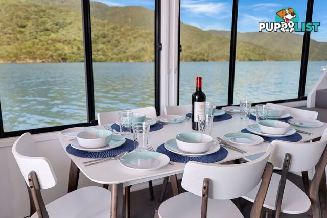 Intrepid Houseboat Holiday Home on Lake Eildon