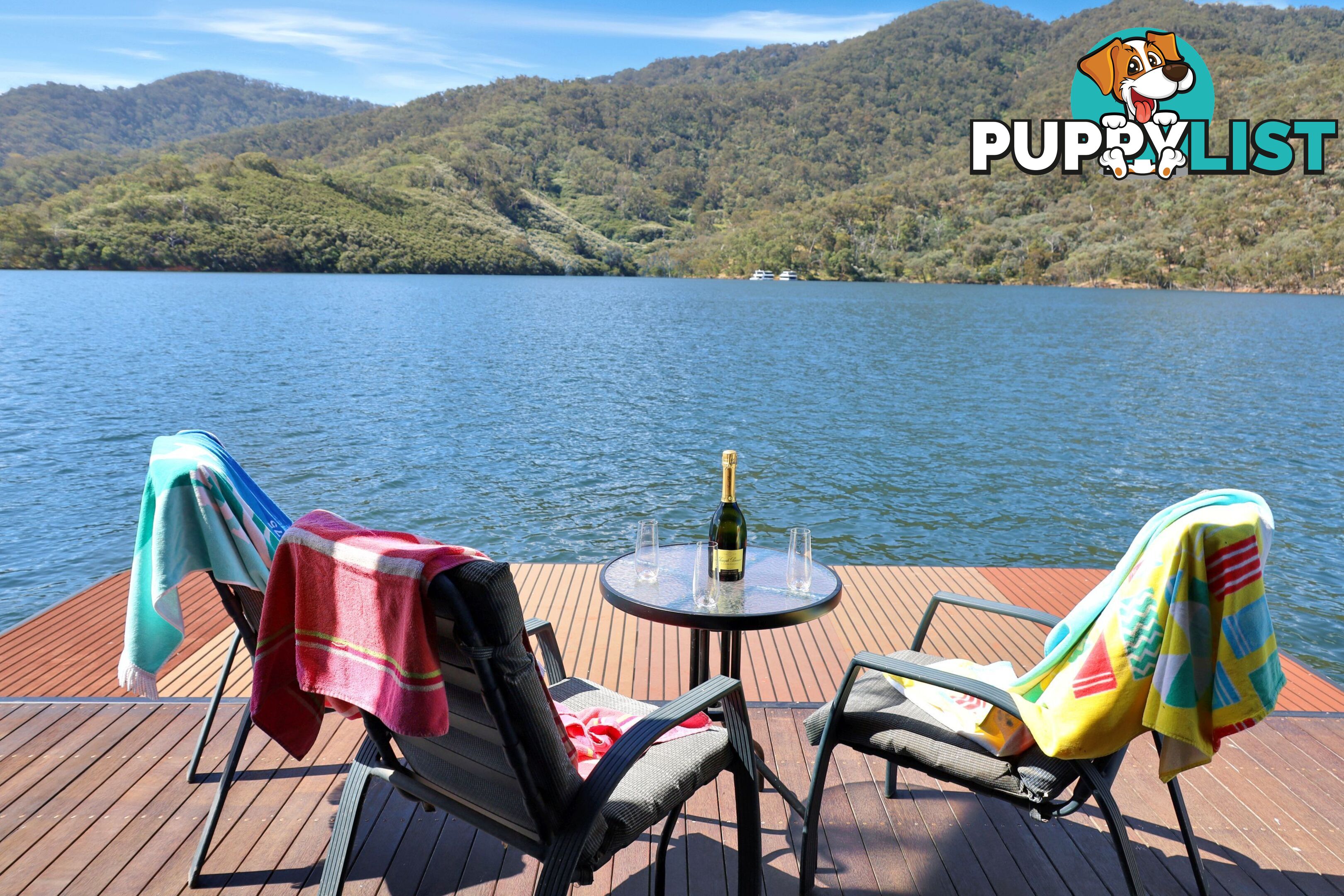 Intrepid Houseboat Holiday Home on Lake Eildon