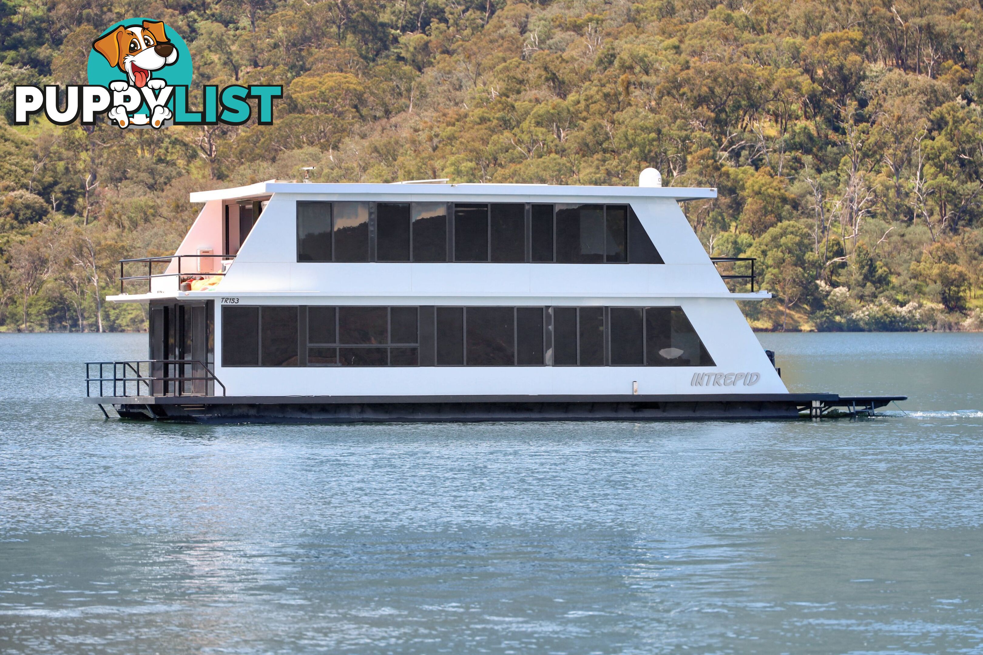 Intrepid Houseboat Holiday Home on Lake Eildon