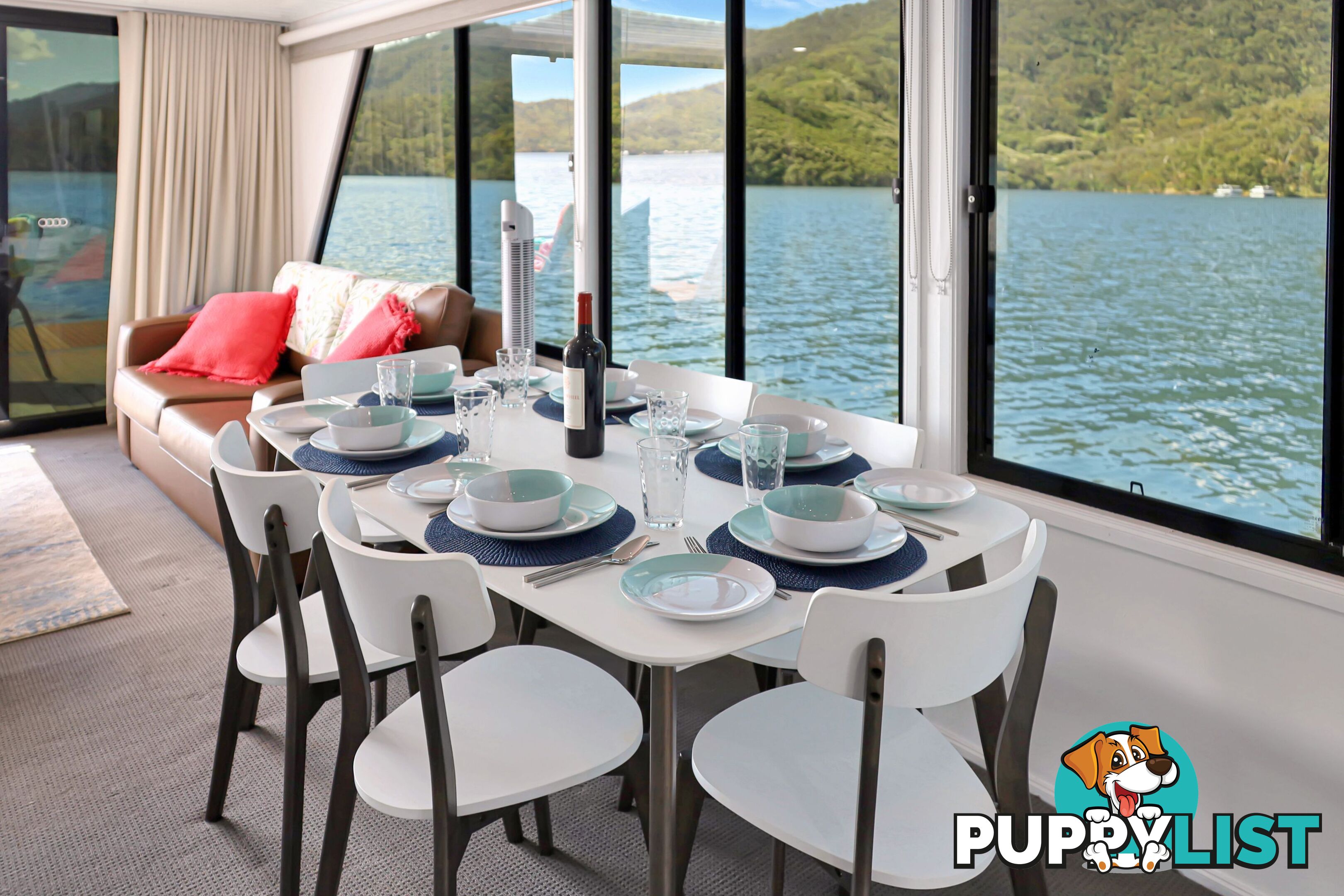 Intrepid Houseboat Holiday Home on Lake Eildon