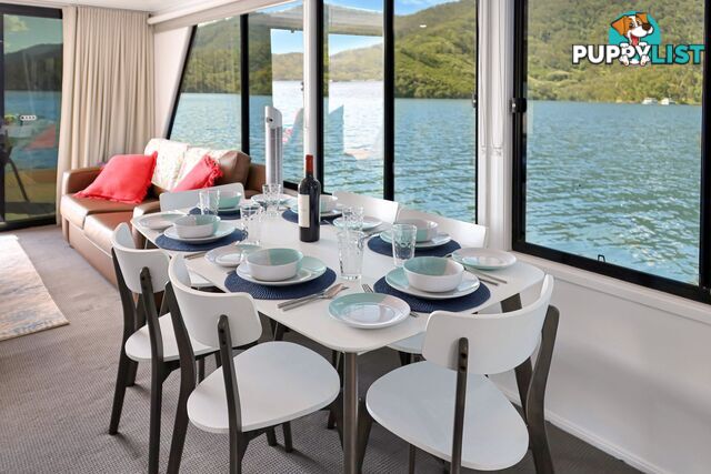 Intrepid Houseboat Holiday Home on Lake Eildon