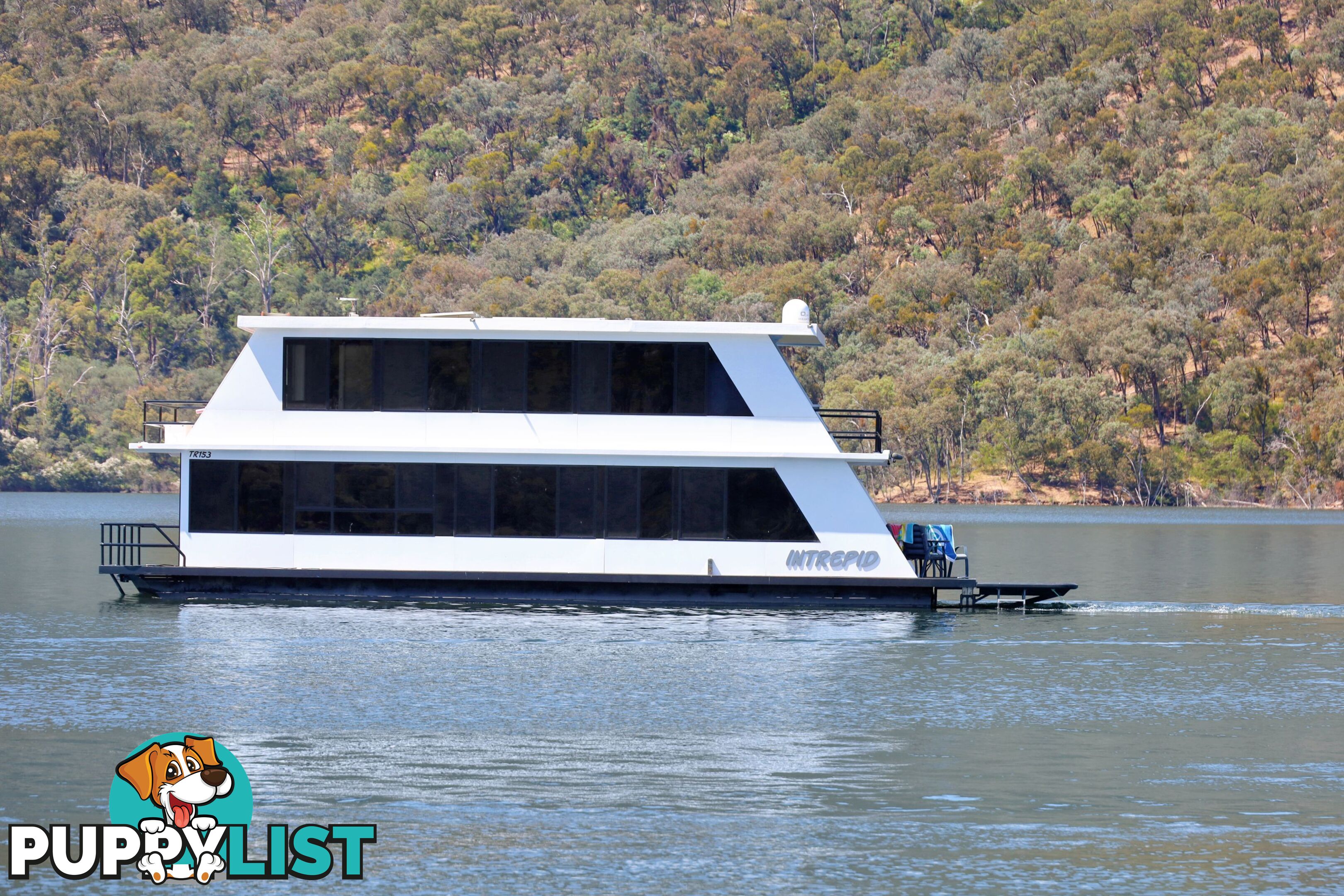 Intrepid Houseboat Holiday Home on Lake Eildon