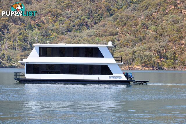 Intrepid Houseboat Holiday Home on Lake Eildon