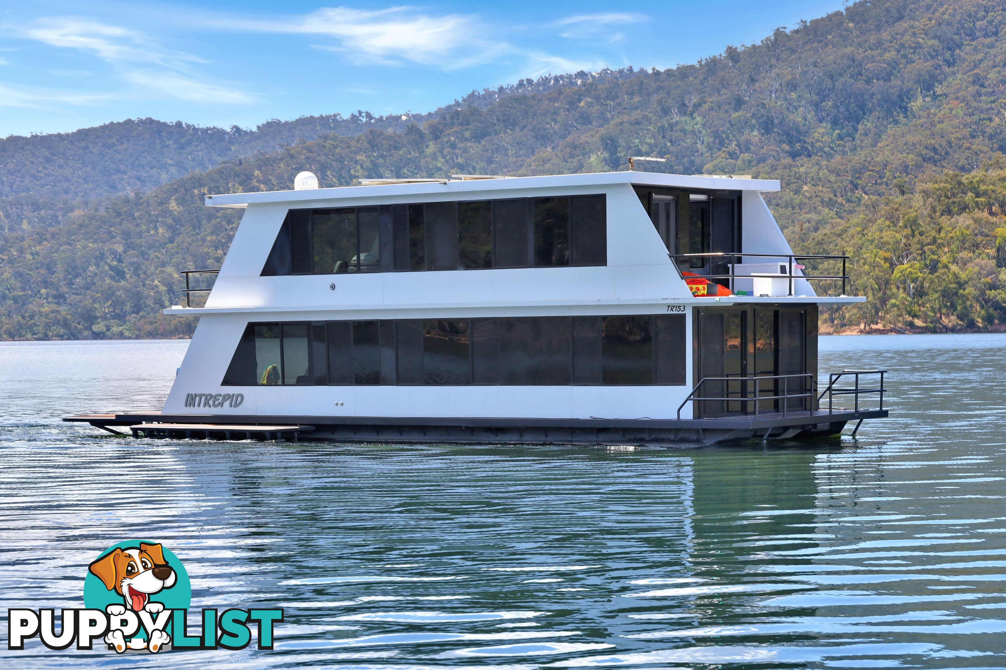 Intrepid Houseboat Holiday Home on Lake Eildon