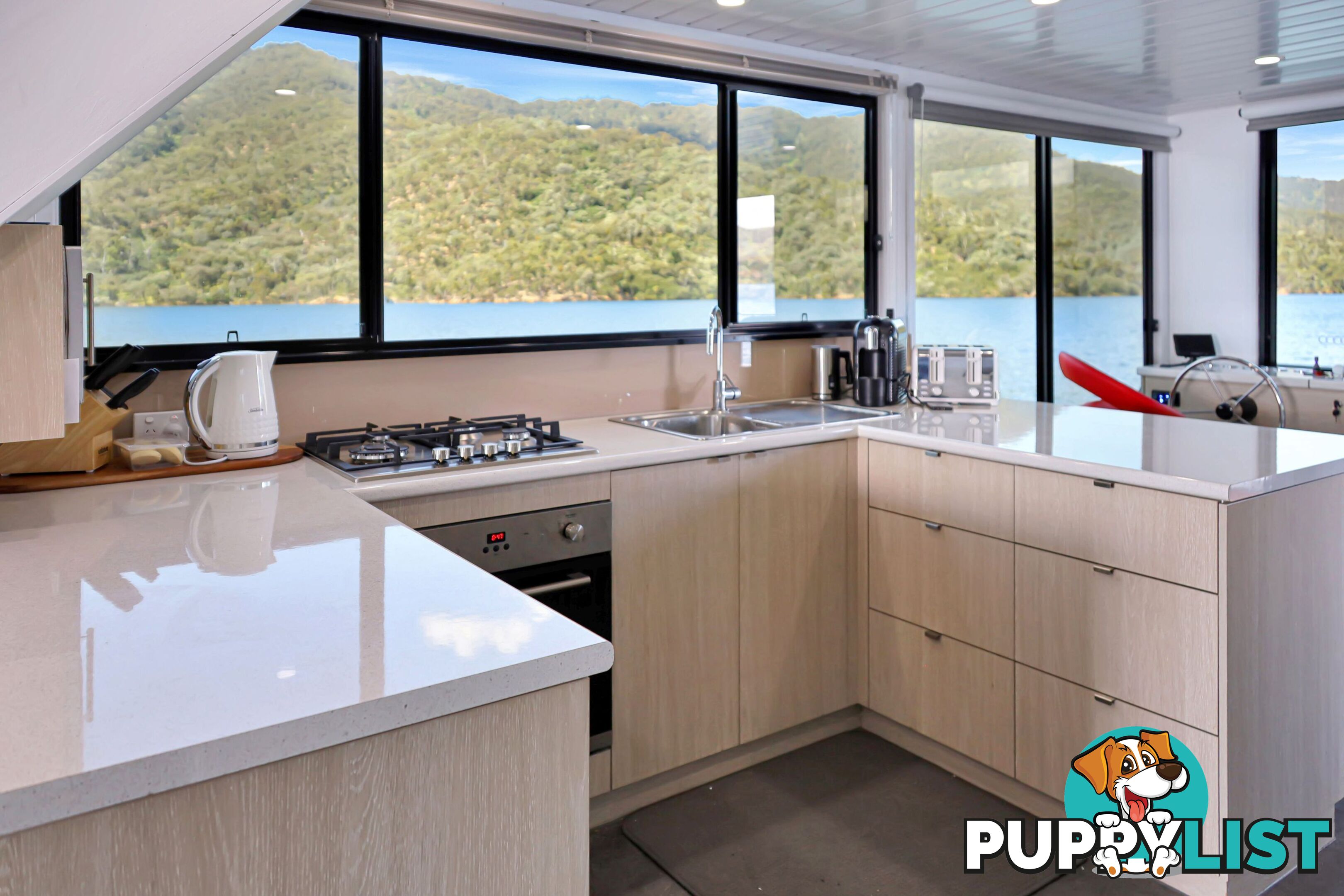 Intrepid Houseboat Holiday Home on Lake Eildon