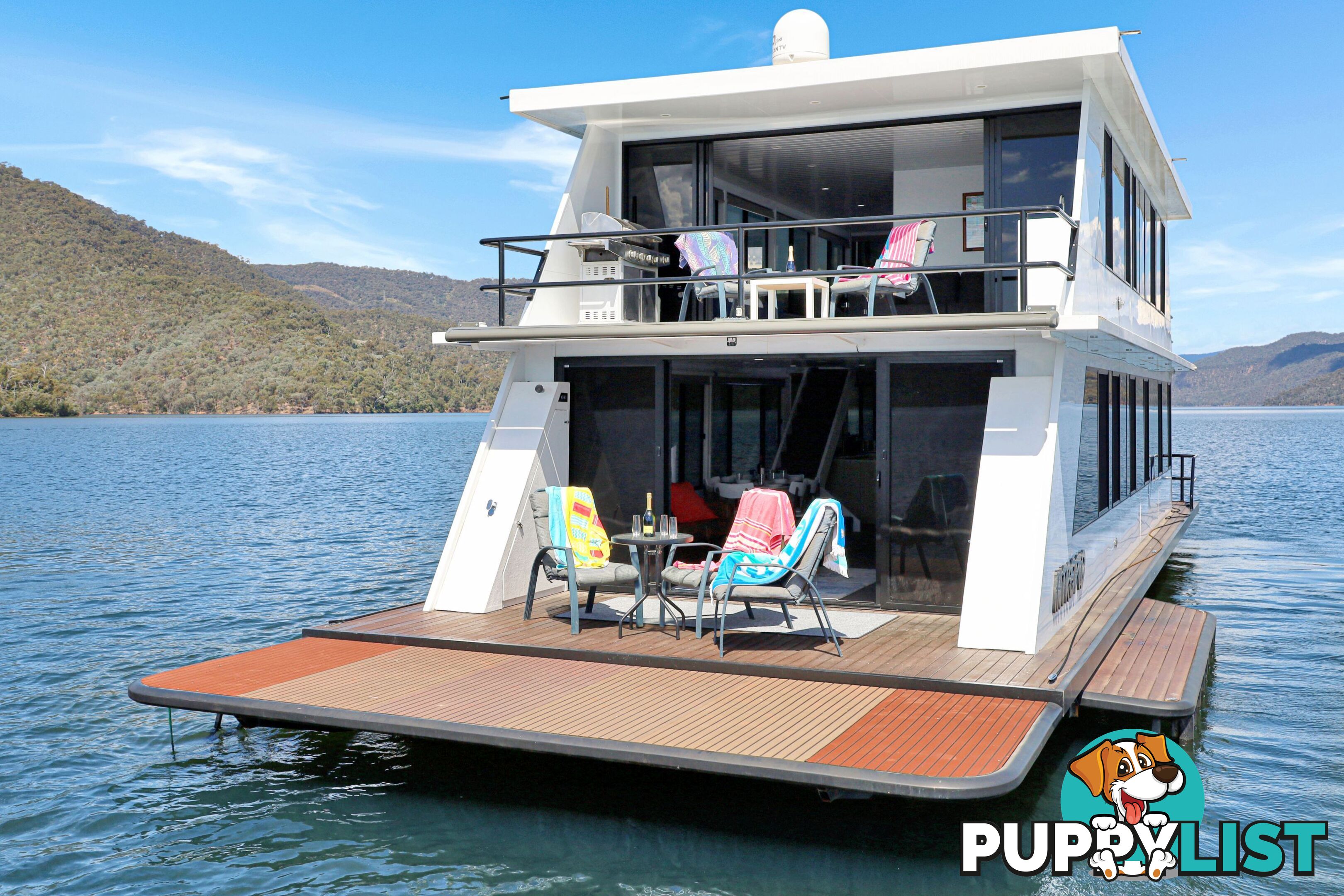 Intrepid Houseboat Holiday Home on Lake Eildon