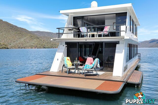 Intrepid Houseboat Holiday Home on Lake Eildon