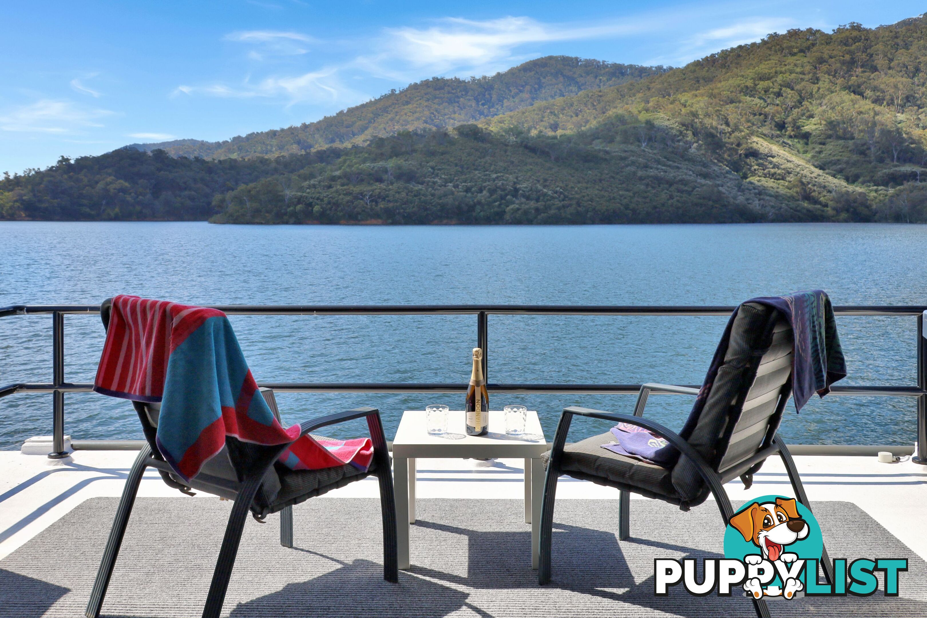 Intrepid Houseboat Holiday Home on Lake Eildon