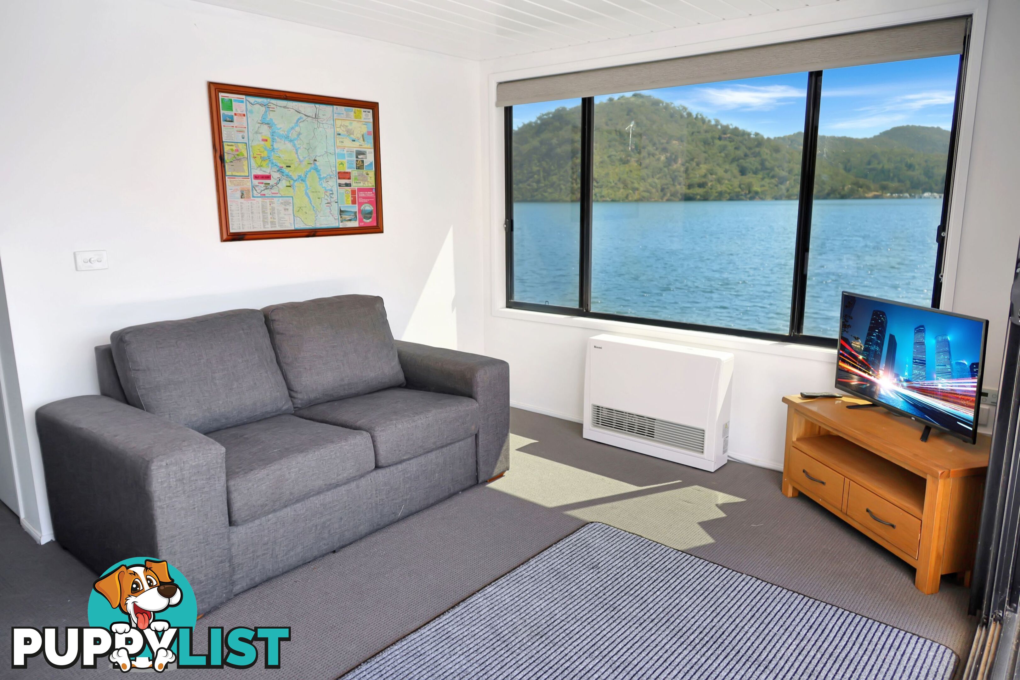 Intrepid Houseboat Holiday Home on Lake Eildon