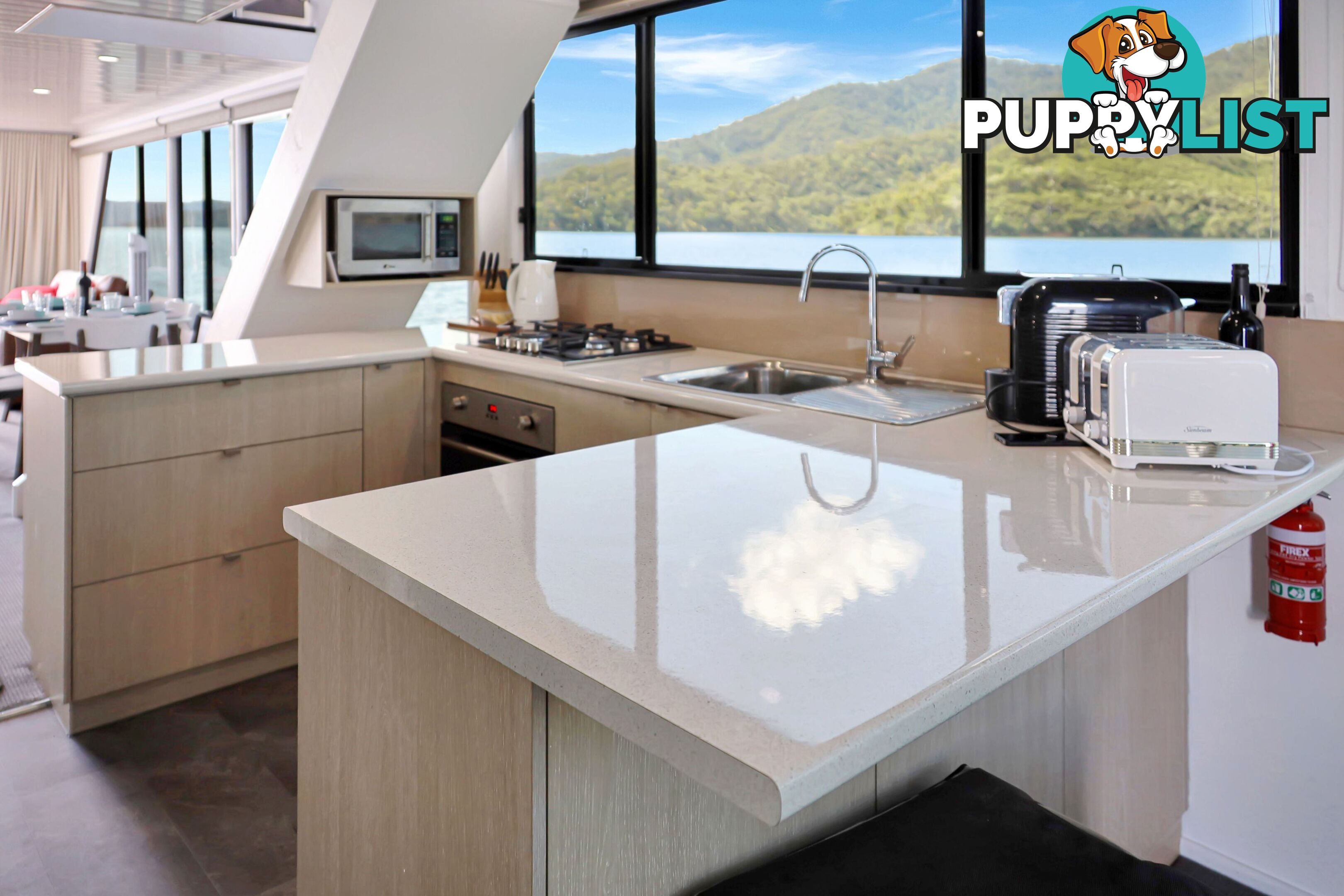 Intrepid Houseboat Holiday Home on Lake Eildon