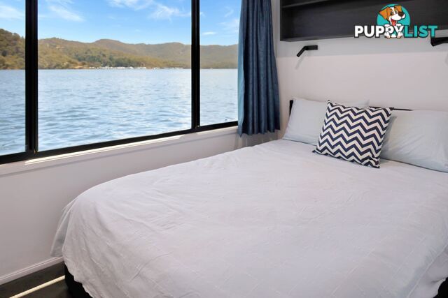 Intrepid Houseboat Holiday Home on Lake Eildon