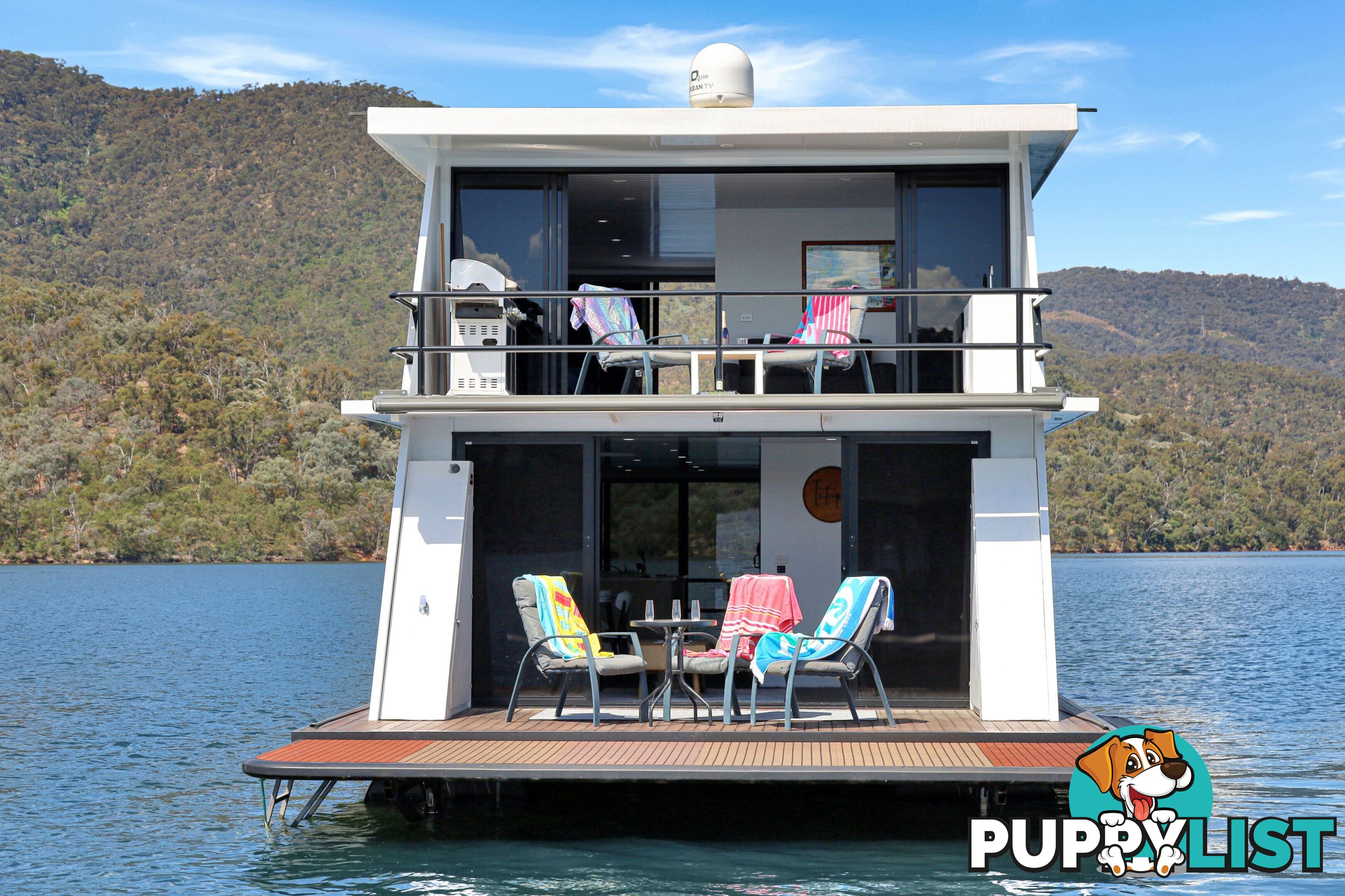 Intrepid Houseboat Holiday Home on Lake Eildon