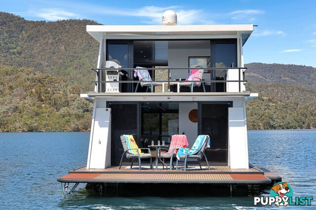 Intrepid Houseboat Holiday Home on Lake Eildon