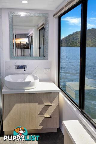 Intrepid Houseboat Holiday Home on Lake Eildon