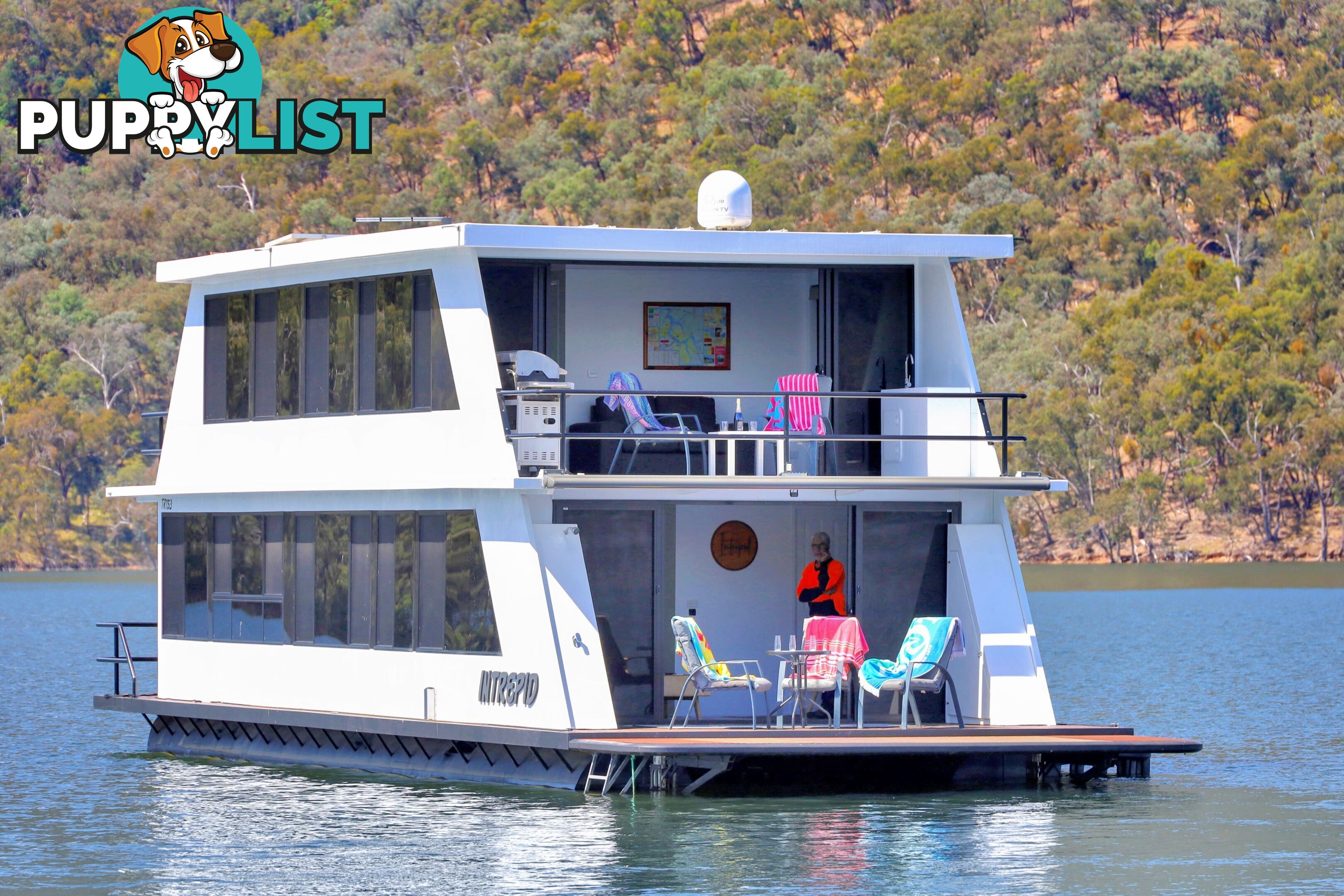 Intrepid Houseboat Holiday Home on Lake Eildon