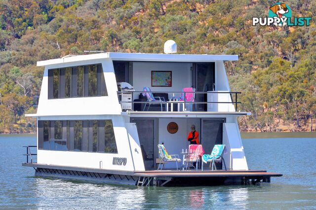 Intrepid Houseboat Holiday Home on Lake Eildon