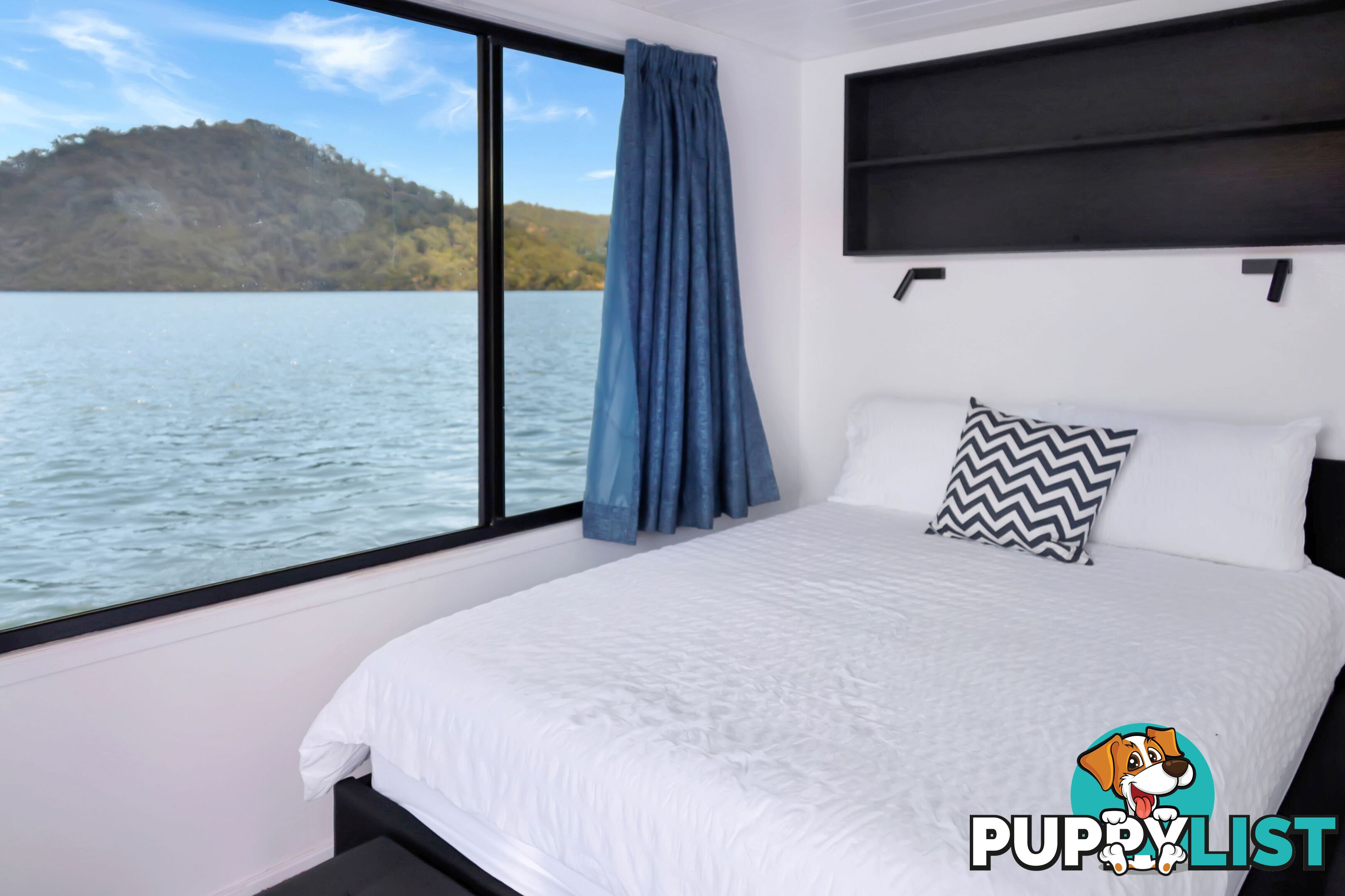 Intrepid Houseboat Holiday Home on Lake Eildon