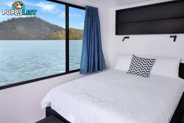 Intrepid Houseboat Holiday Home on Lake Eildon