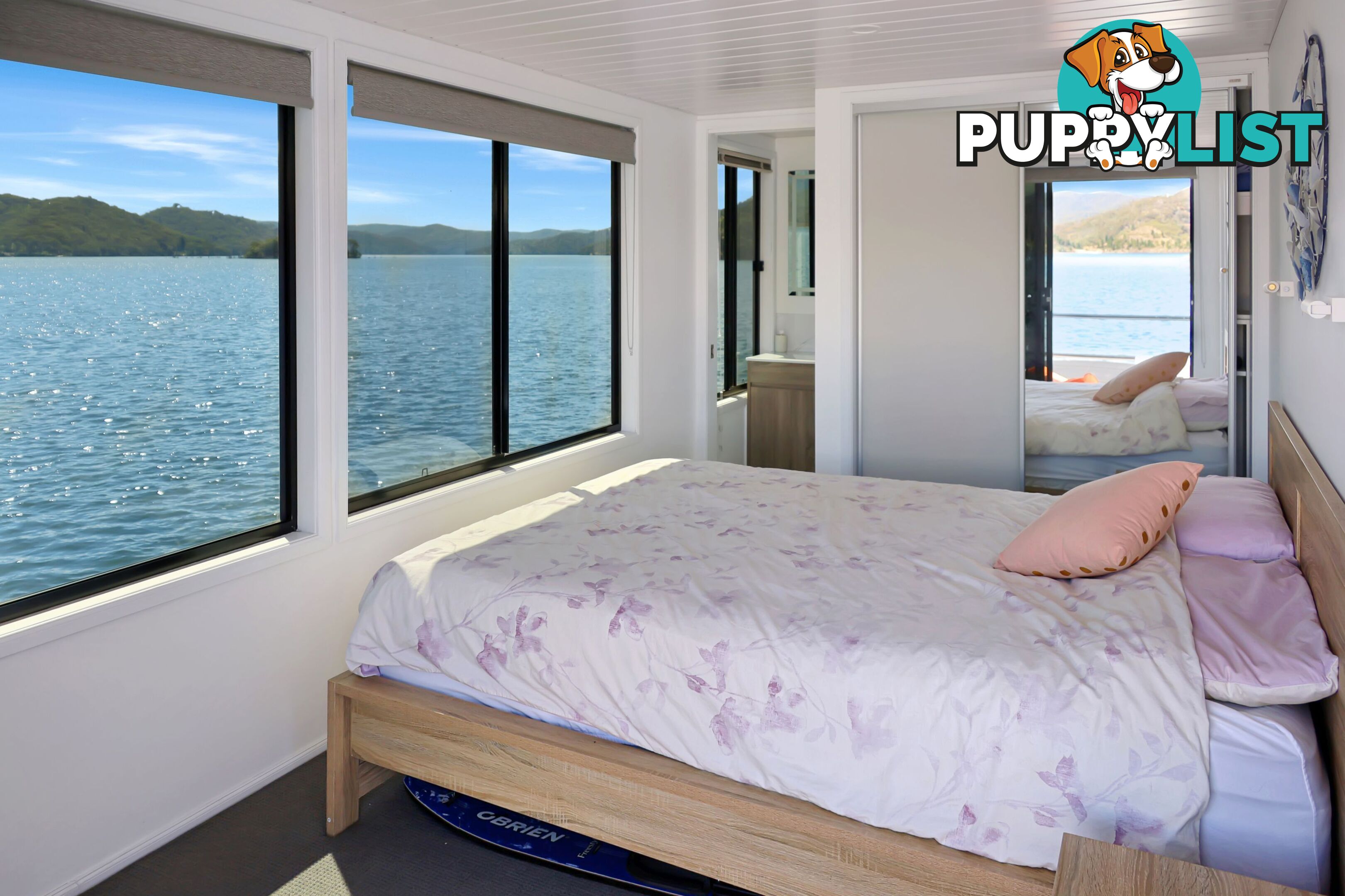 Intrepid Houseboat Holiday Home on Lake Eildon