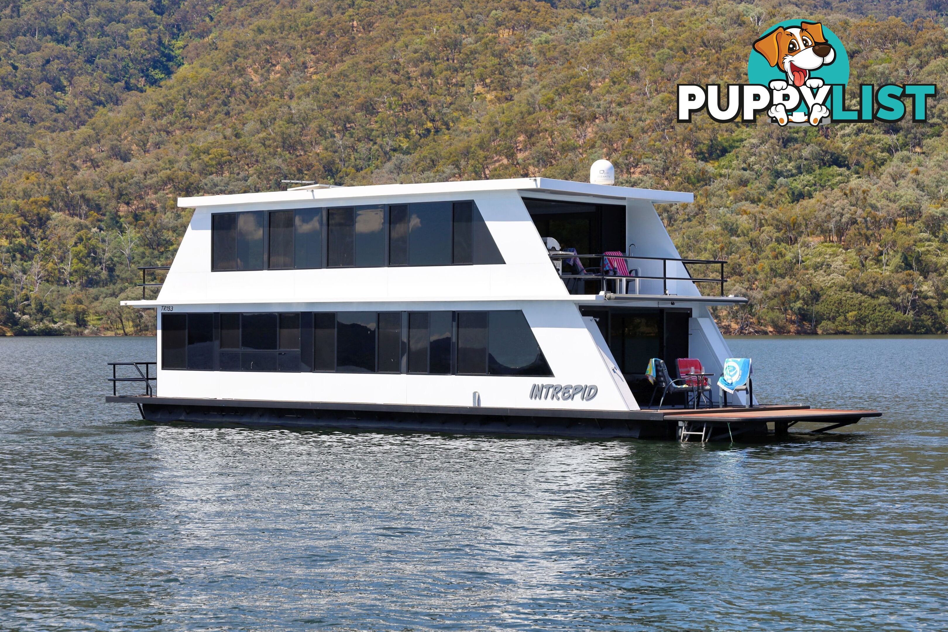 Intrepid Houseboat Holiday Home on Lake Eildon