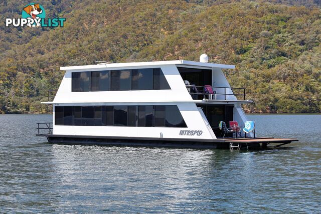 Intrepid Houseboat Holiday Home on Lake Eildon