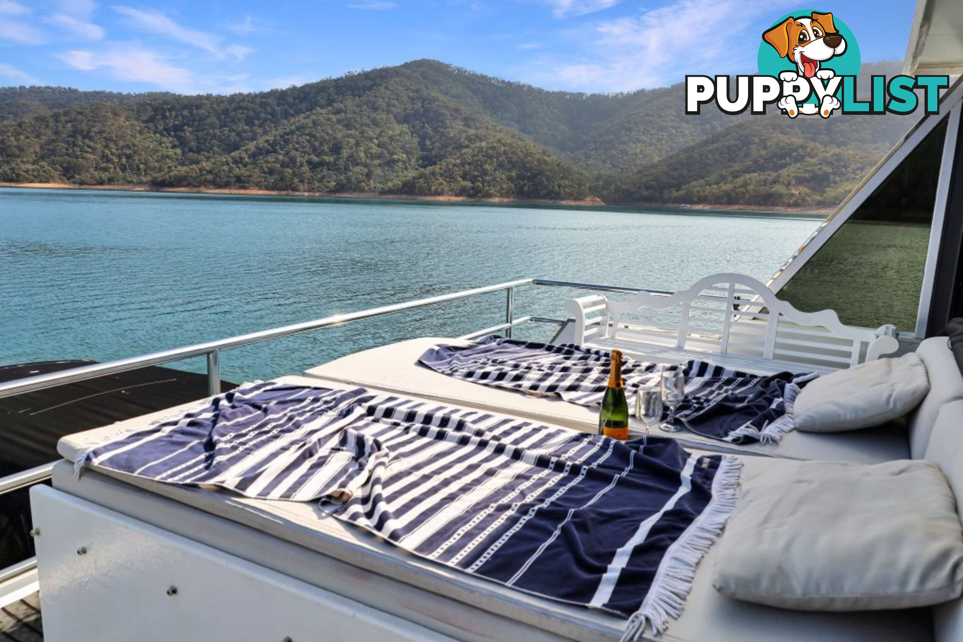 ENIGMA Houseboat Holiday Home on Lake Eildon