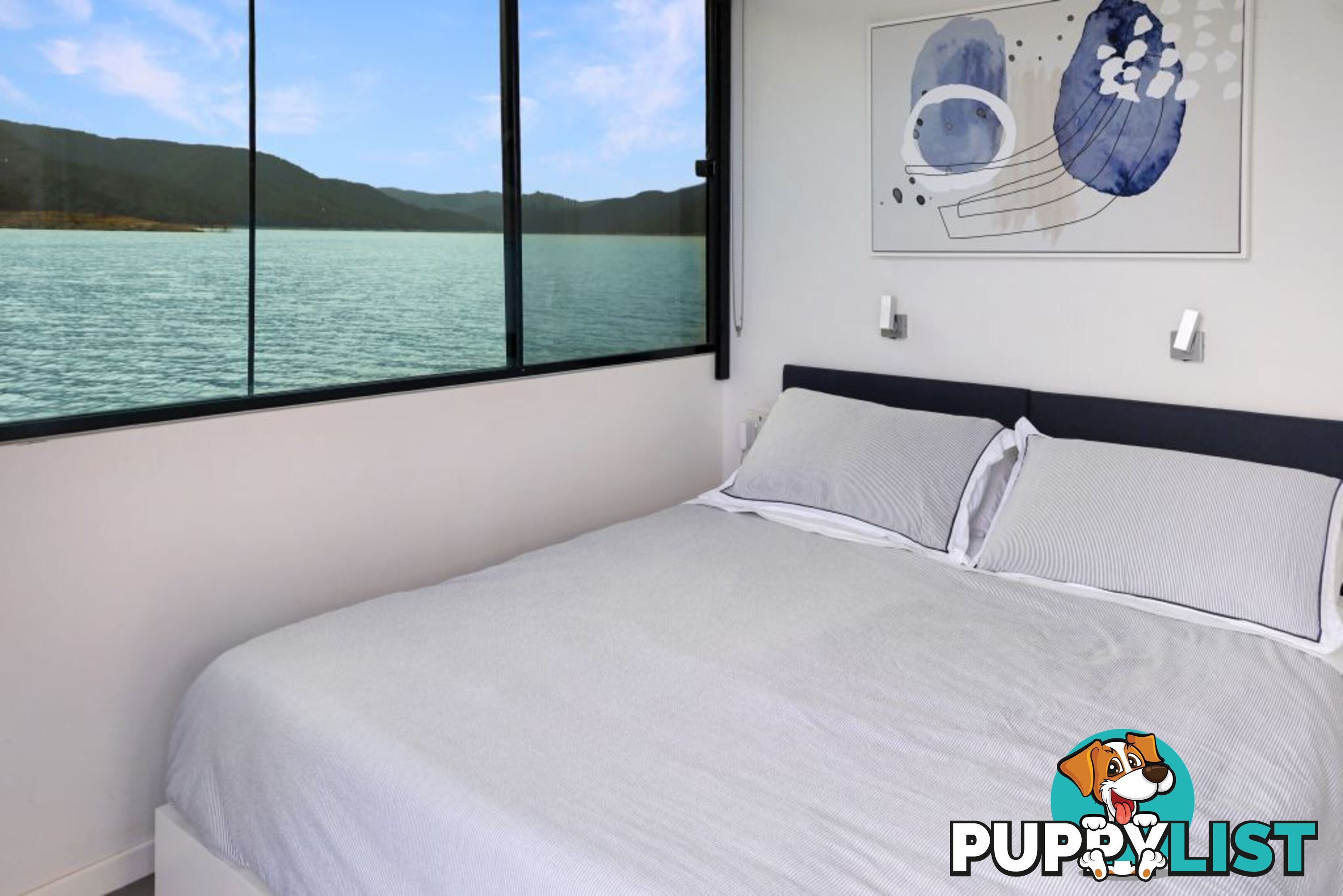 ENIGMA Houseboat Holiday Home on Lake Eildon