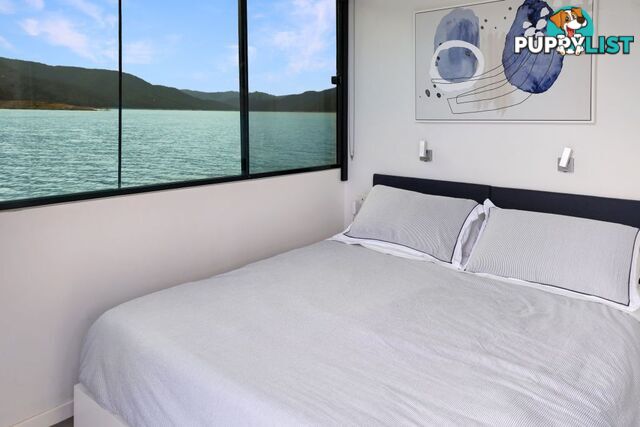 ENIGMA Houseboat Holiday Home on Lake Eildon