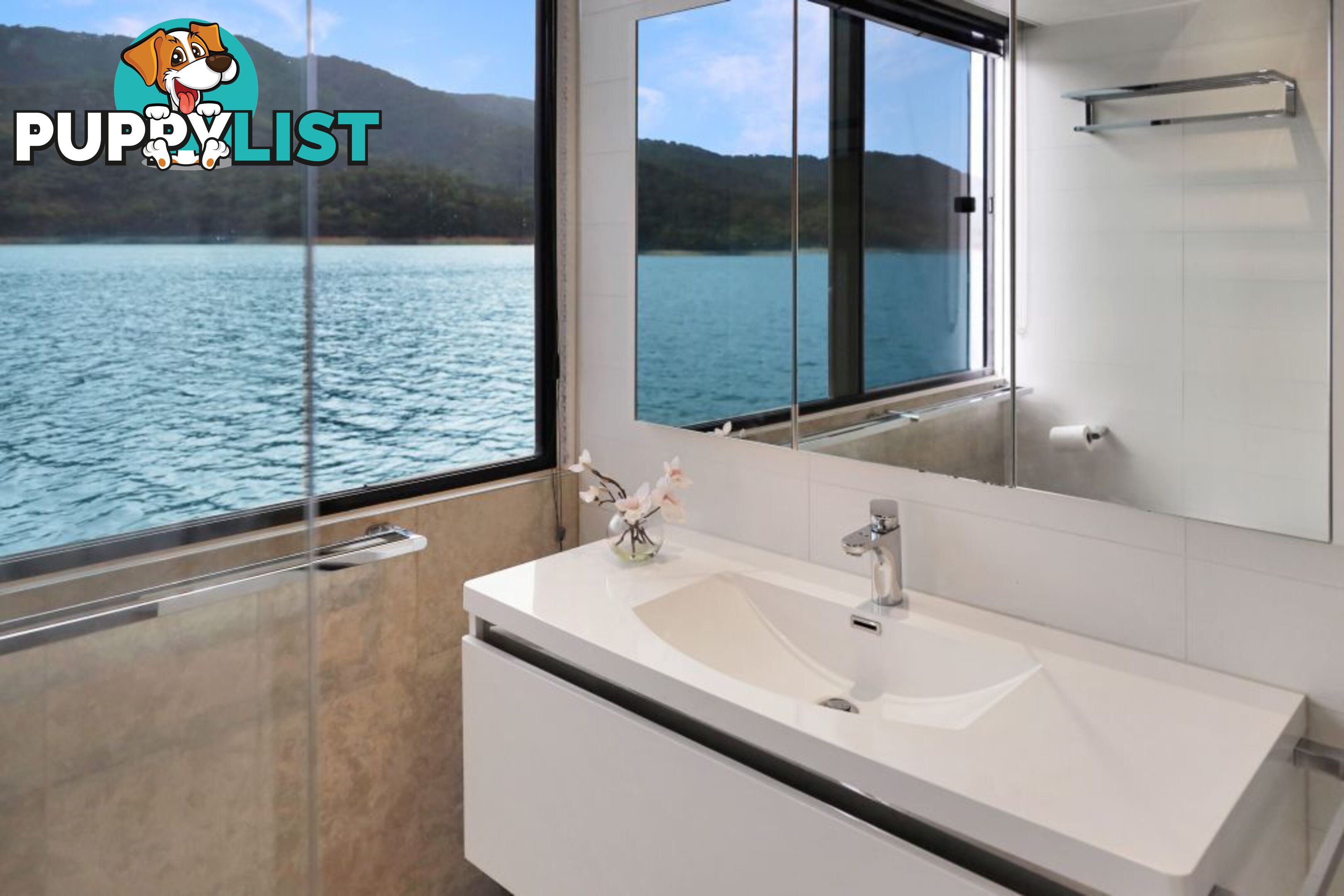 ENIGMA Houseboat Holiday Home on Lake Eildon