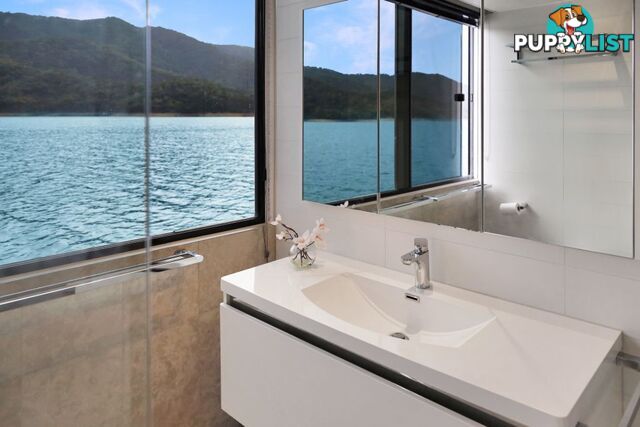 ENIGMA Houseboat Holiday Home on Lake Eildon