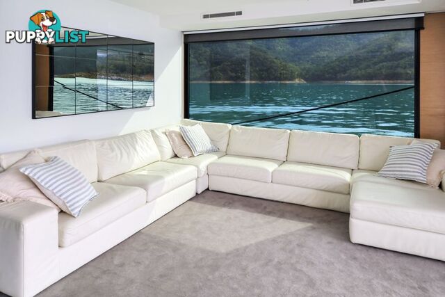 ENIGMA Houseboat Holiday Home on Lake Eildon