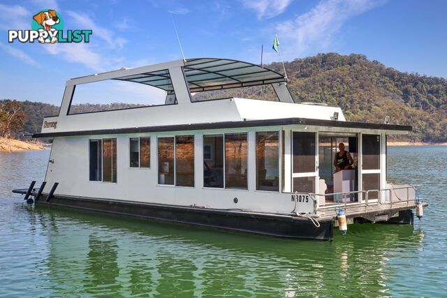 Sarong Houseboat Holiday Home on Lake Eildon