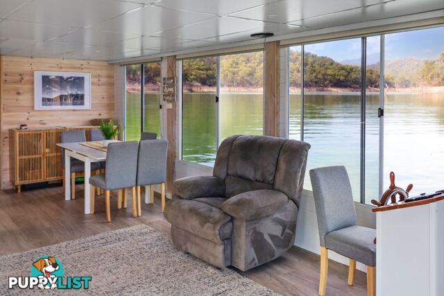 Sarong Houseboat Holiday Home on Lake Eildon