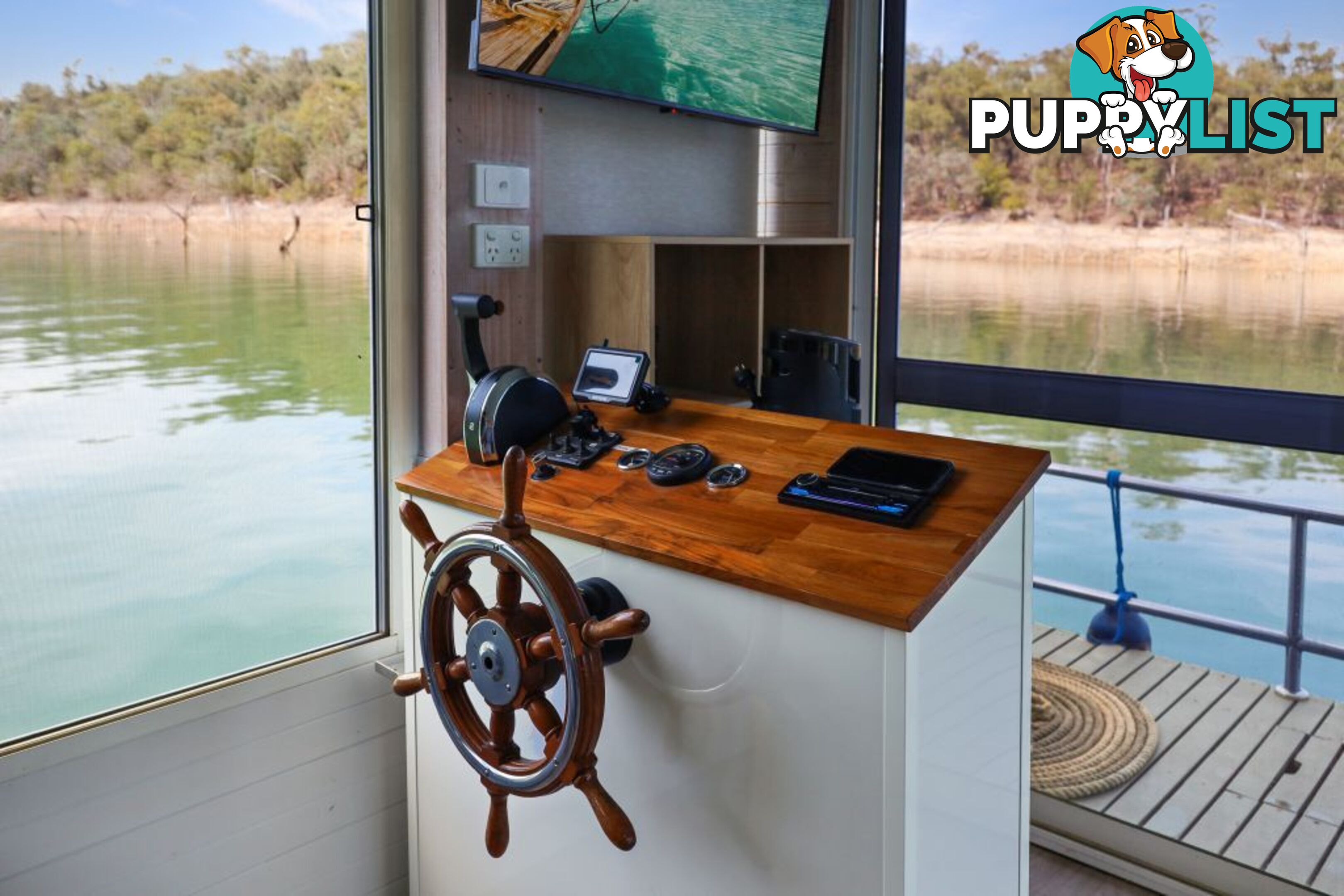 Sarong Houseboat Holiday Home on Lake Eildon