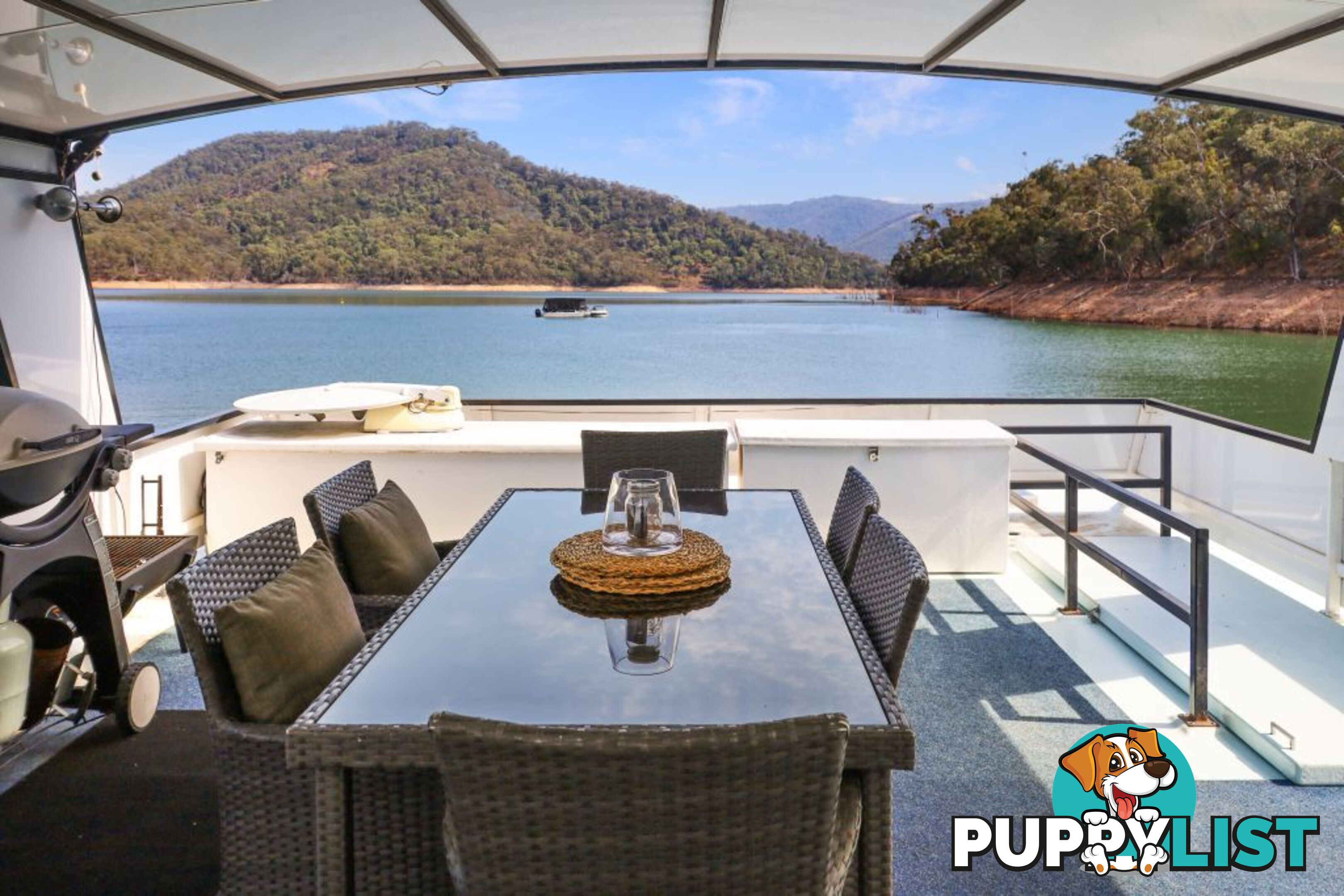 Sarong Houseboat Holiday Home on Lake Eildon