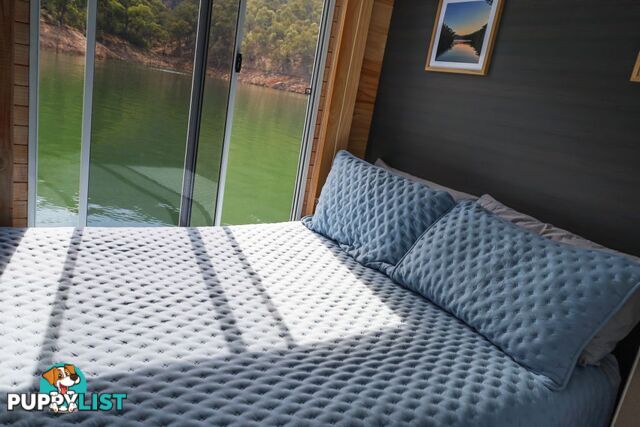 Sarong Houseboat Holiday Home on Lake Eildon