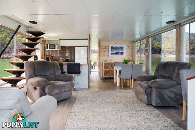 Sarong Houseboat Holiday Home on Lake Eildon