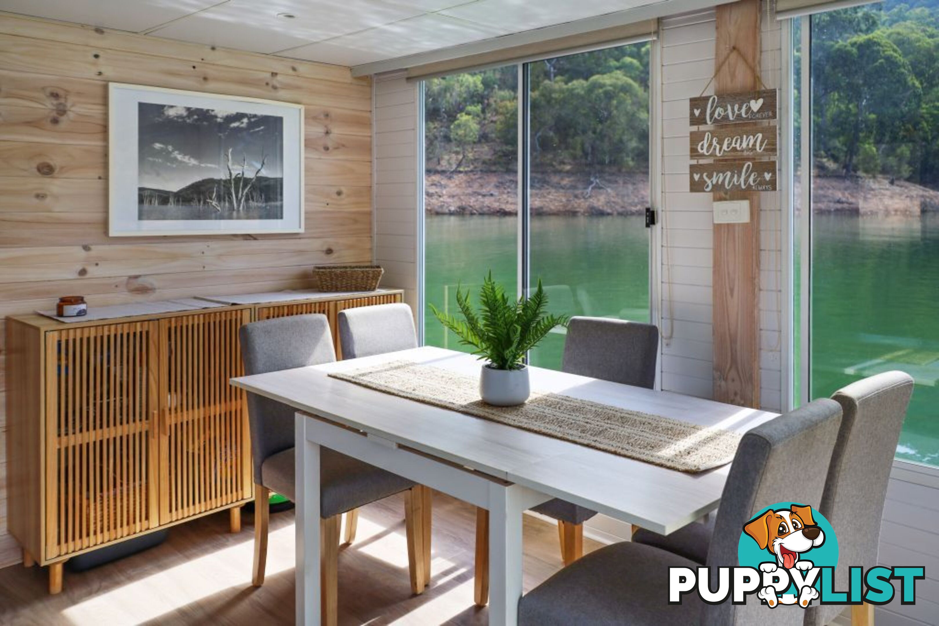 Sarong Houseboat Holiday Home on Lake Eildon