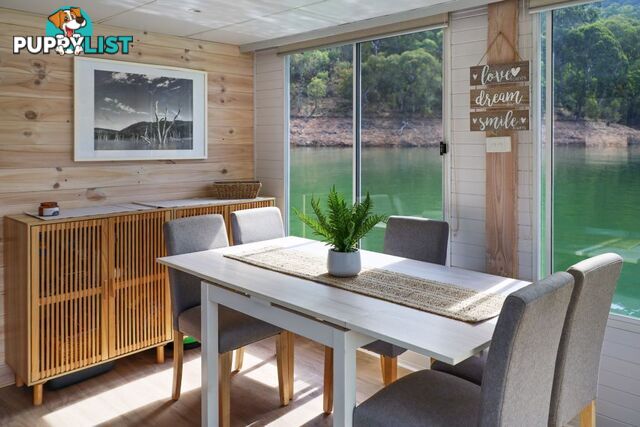 Sarong Houseboat Holiday Home on Lake Eildon